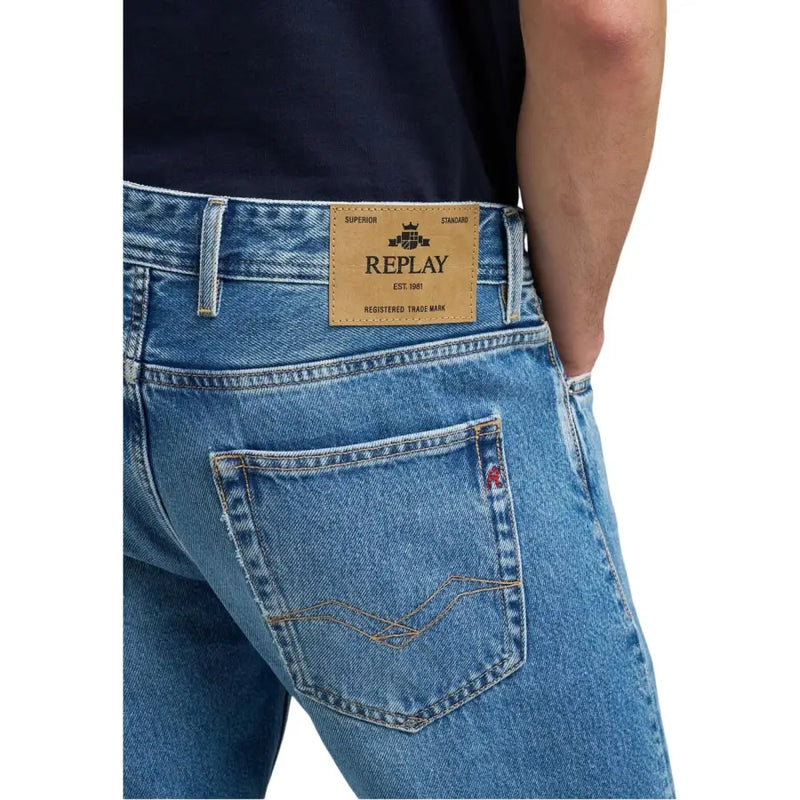 Rückseite der hellblauen Replay Herrenjeans aus Denim mit hellbraunem Leder-Markenpatch und goldener Ziernaht an der Tasche