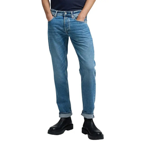 Replay Herrenjeans aus hellblauem Denim mit klassischem geradem Bein und umgeschlagenen Säumen sowie Reißverschlusstaschen.