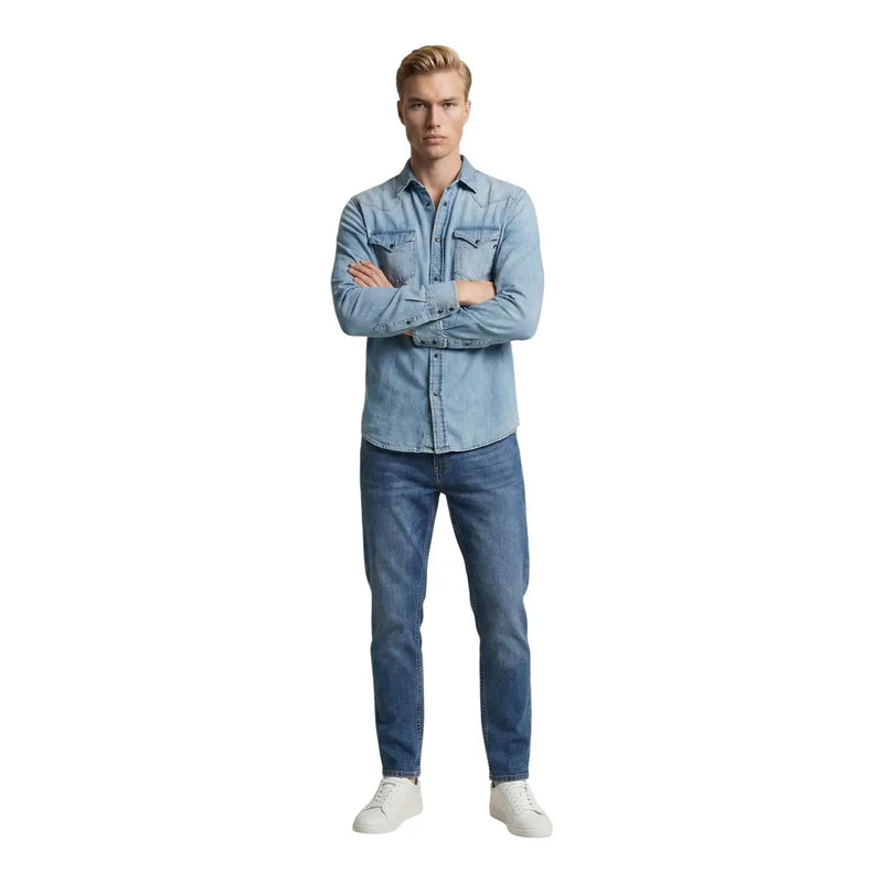 Replay men shirt in light-wash denim with two chest pockets and button-down front paired with dark blue jeans