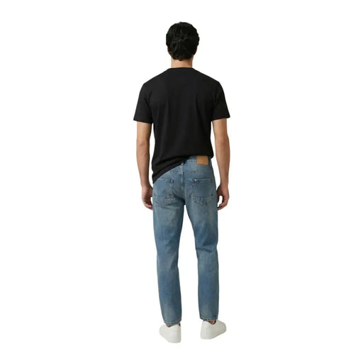 Wiederholungsmänner t-shirt kombiniert mit hellen Jeans aus Denim mit klassischem Fünf-Taschen-Design und Lederpatch am hinteren Bund