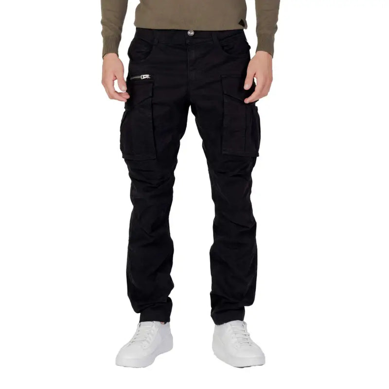 Schwarze Cargo-Jeans von Replay für Herren mit mehreren Taschen und einem Reißverschlussdetail am Oberschenkel sowie Reißverschluss und Knopfverschluss.