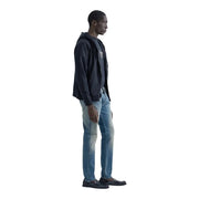 Jean slim Replay Anbass pour homme en denim bleu clair, porté par un mannequin avec un sweat à capuche zippé bleu marine (vue de face)