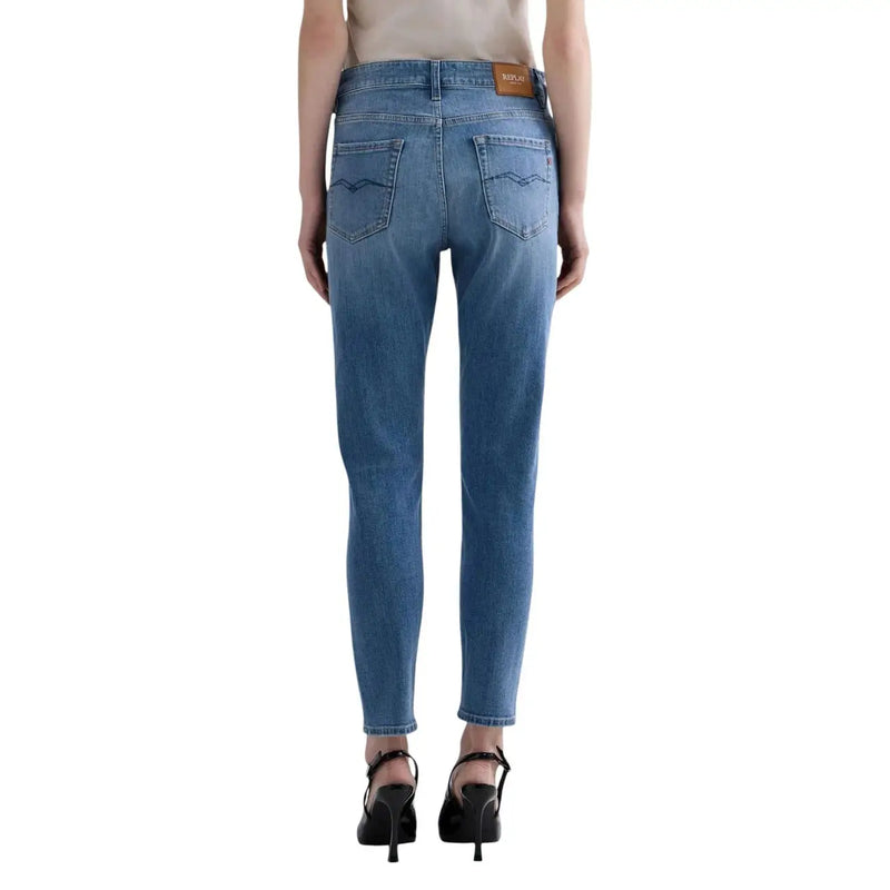 Rückansicht der schmal geschnittenen, hellblauen Baumwolljeans von Replay für Damen mit dezenten Waschungen und Markenlabel am Bund