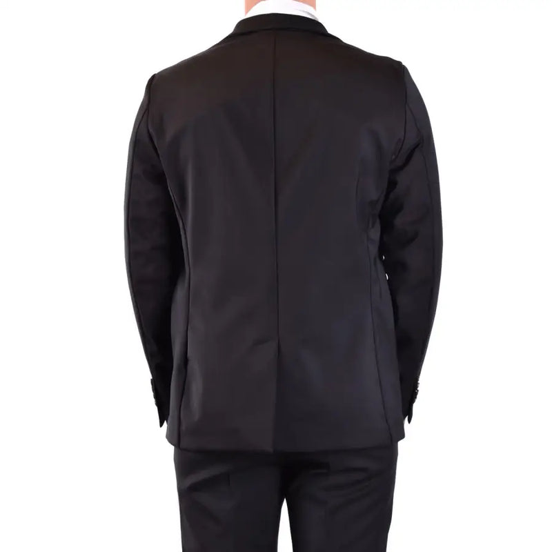 Blazer en laine noire cintrée pour homme, avec un décolleté en V plongeant et une coupe élégante et formelle.