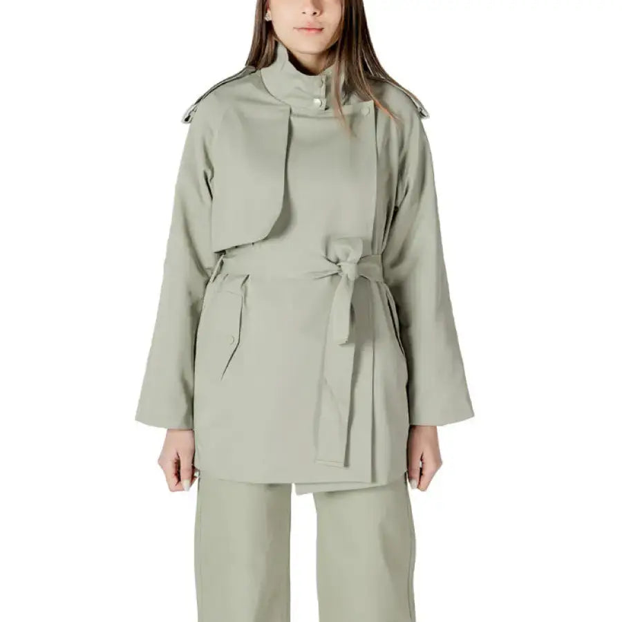 Trench-coat ceinturé vert sauge pour femme présenté avec une ceinture élégante et un design classique
