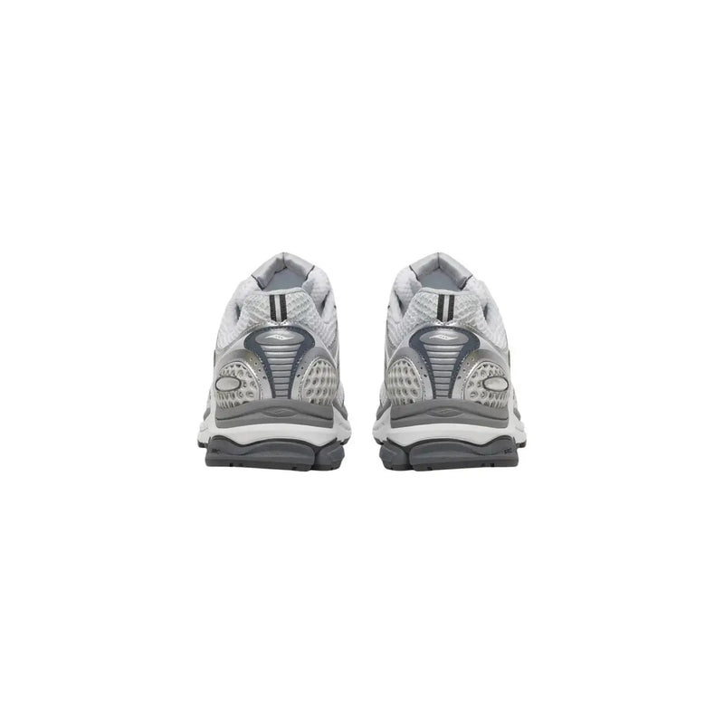 Silber und Grau Saucony Herren-Sneaker mit Mesh-Obermaterial, Gummisohle und sichtbarem Markenlogo an der Ferse