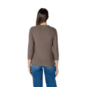 Woman wearing Street One brown ribbed three-quarter sleeve round neck knitwear