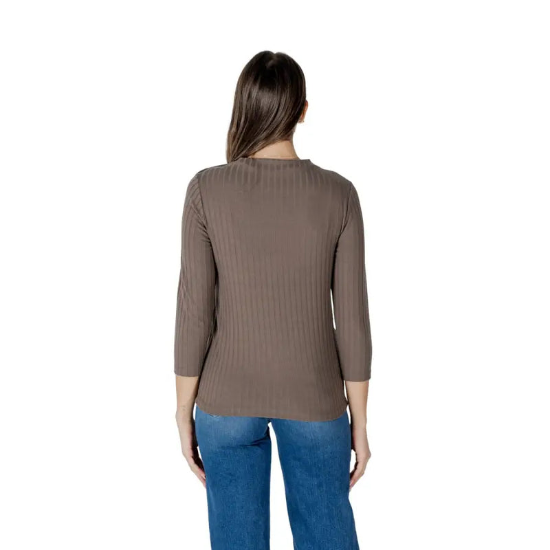 Woman wearing Street One brown ribbed three-quarter sleeve round neck knitwear
