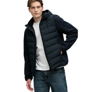 Superdry Veste Storm Knit Hybrid à capuche pour homme, noire, matelassée et dotée de poches zippées (vue de face).
