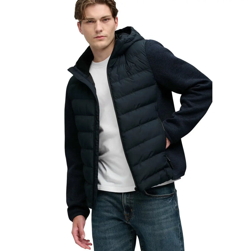 Superdry Veste Storm Knit Hybrid à capuche pour homme, noire, matelassée et dotée de poches zippées (vue de face).