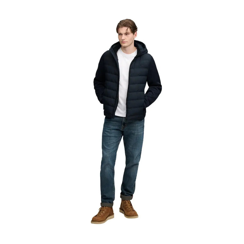 Superdry Doudoune matelassée noire à capuche pour homme, portée par un mannequin
