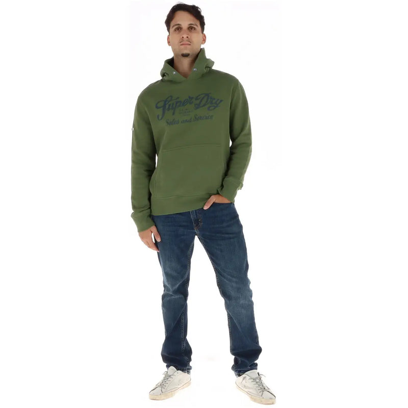 Superdry Herren-Hoodie-Sweatshirt aus grünem Baumwollfleece mit olivgrünem Stoff und dunkelgrauem Schriftzug-Logo auf der Brust