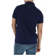 Rückansicht eines blauen, kurzärmeligen Superdry Herren-Poloshirts aus Baumwolle mit kleinem goldenen Logo am Kragen.