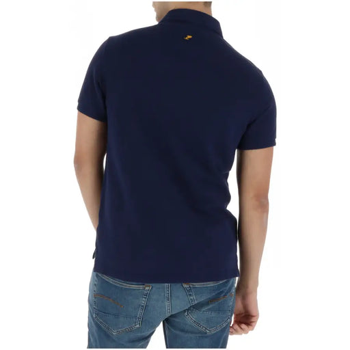 Rückansicht eines blauen, kurzärmeligen Superdry Herren-Poloshirts aus Baumwolle mit kleinem goldenen Logo am Kragen.