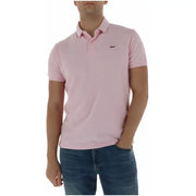 Ein helles Rosa Superdry Herren-Poloshirt mit klassischem Kragen, kurzen Ärmeln, aus Baumwollstoff und gesticktem Logo auf der linken Brust.