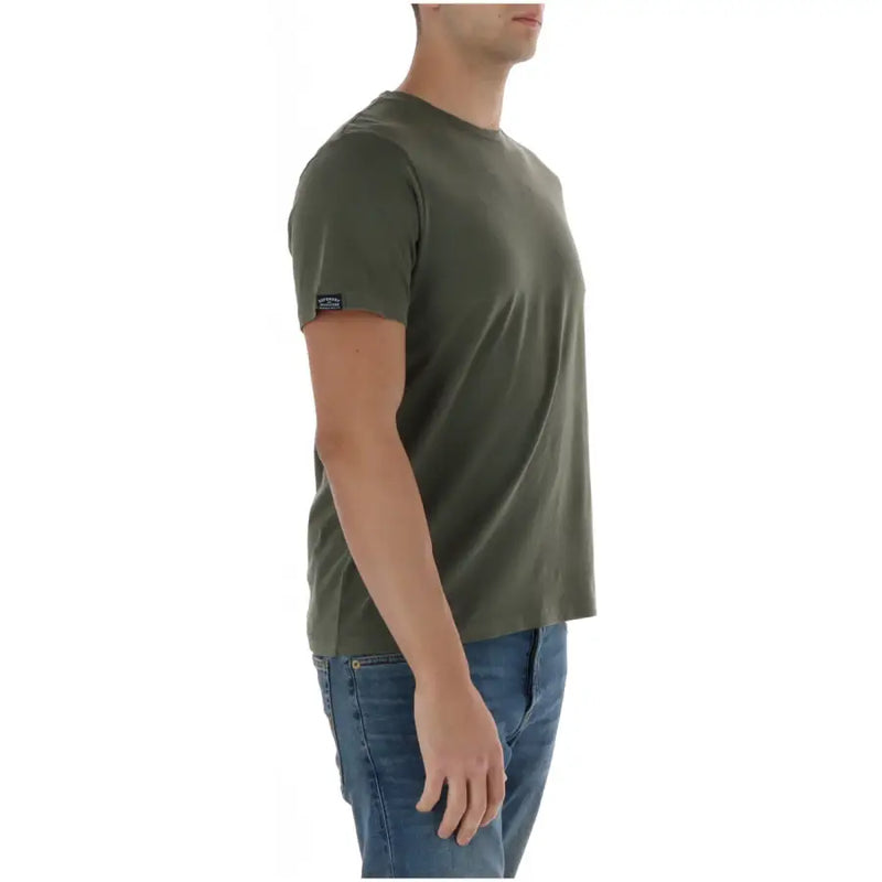 Superdry T-shirt homme vert à manches courtes en coton, de couleur vert olive, avec une petite étiquette noire sur la manche gauche.