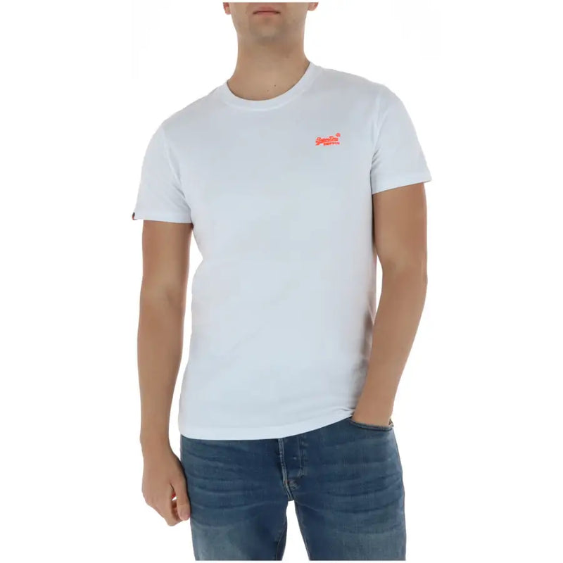 Superdry Herren-T-Shirt, hellblau, kurzärmelig, aus Baumwolle mit kleinem, orangefarbenem Logo in Weiß auf der linken Brust.
