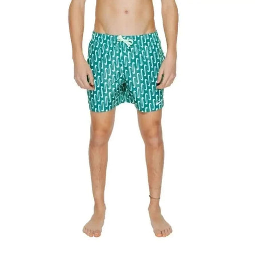 Türkisfarbene Badehose mit weißem geometrischem Muster Nike Swim Herren-Bademode von Nike Swim