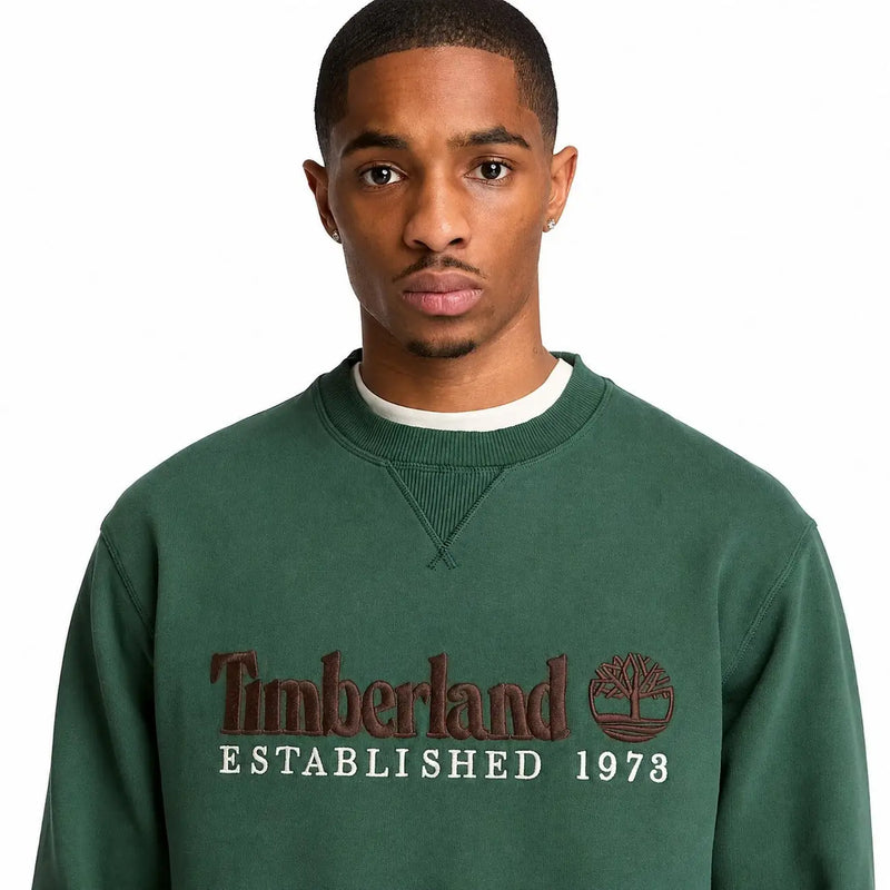 Timberland Sweat-shirt homme en coton vert foncé, logo brodé marron et inscription blanche « Établi en 1973 ».