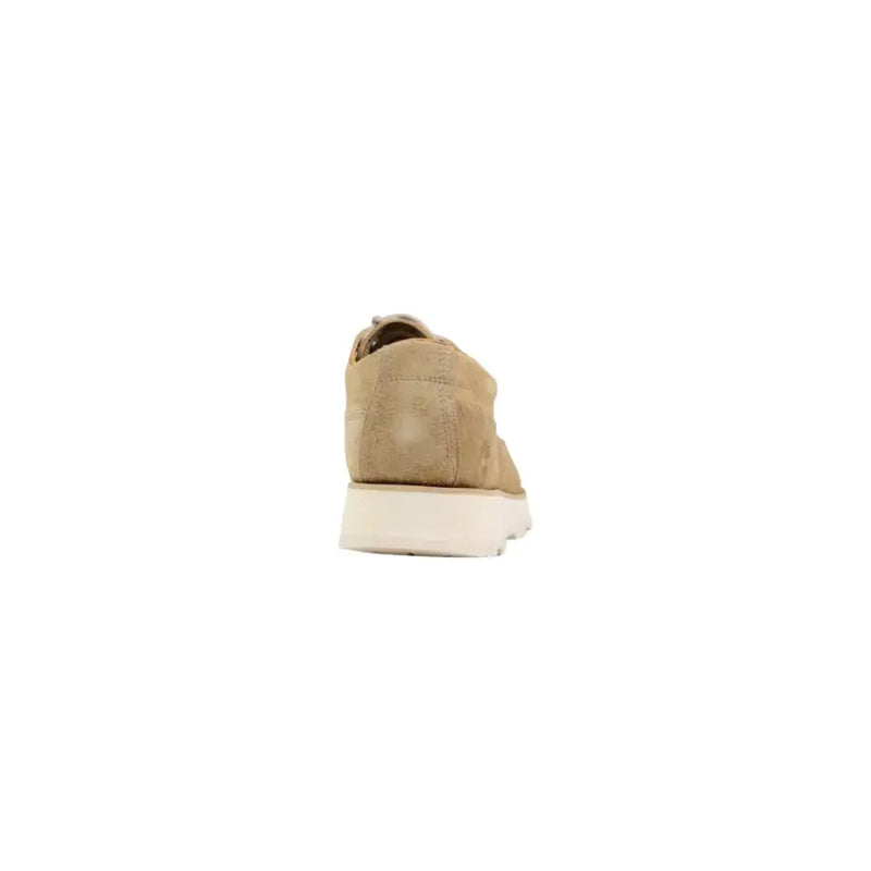 Timberland men lace up shoes in beige suede featuring white rubber sole suitable for spring and summer wear
