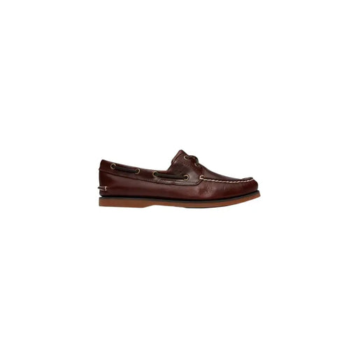 Timberland Braune Herren-Mokassins aus Leder mit hellbraunen Ziernähten und Gummisohle im Stil brauner Bootsschuhe.