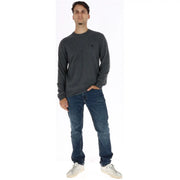 Timberland Herren-Wollpullover in Dunkelgrau mit kleinem schwarzen Logo auf der linken Brust, Vorderansicht
