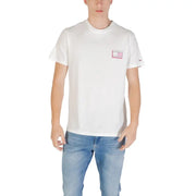 Tommy Hilfiger weißes T-Shirt mit rosa-weißem Logo-Patch auf der Brust, abgebildet im Produkttitel des schwarzen T-Shirts
