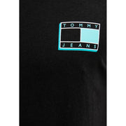 Schwarz Tommy Hilfiger T-Shirt mit einem rechteckigen Logo in Türkis und Schwarz, darüber „Tommy“ und darunter „Jeans“.