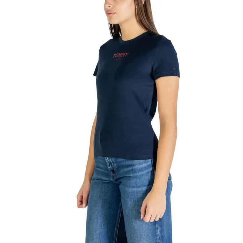 Navy blue tommy hilfiger women’s short-sleeved organic cotton t-shirt with pink logo and brand flag on sleeve