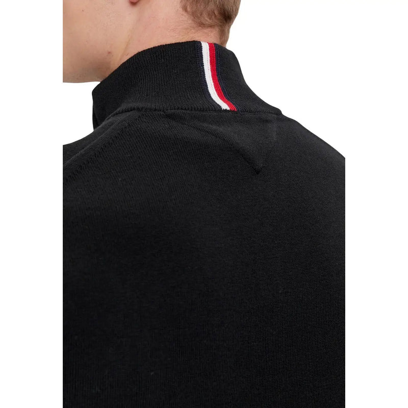 Tommy Hilfiger Schwarzer Kaschmirpullover für Herren mit geripptem Kragen und rot-weiß-blauen Streifen, Vorderansicht