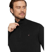 Tommy Hilfiger Schwarzer Kaschmirpullover für Herren mit Rippstrickmuster, halbem Reißverschluss und kleinem Logo (Vorderansicht)