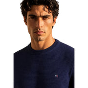 Tommy Hilfiger Pull en cachemire bleu marine pour homme, en maille texturée avec petit logo drapeau, vue de face