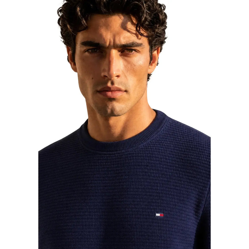 Tommy Hilfiger Pull en cachemire bleu marine pour homme, en maille texturée avec petit logo drapeau, vue de face