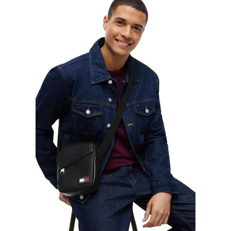 Tommy Hilfiger Schwarze Umhängetasche Daily für Damen mit minimalistischem Design und charakteristischem Flaggenlogo, Vorderansicht