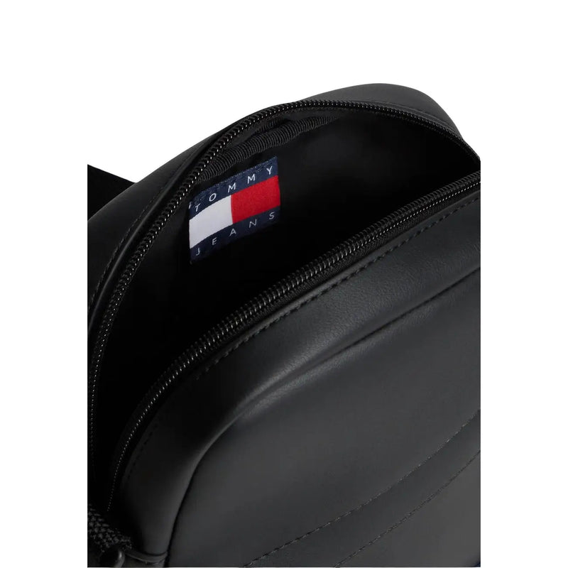 Tommy Hilfiger Daily Crossbody-Tasche für Damen aus schwarzem Steppstoff mit rot-weiß-blauem Markenetikett, Detailansicht