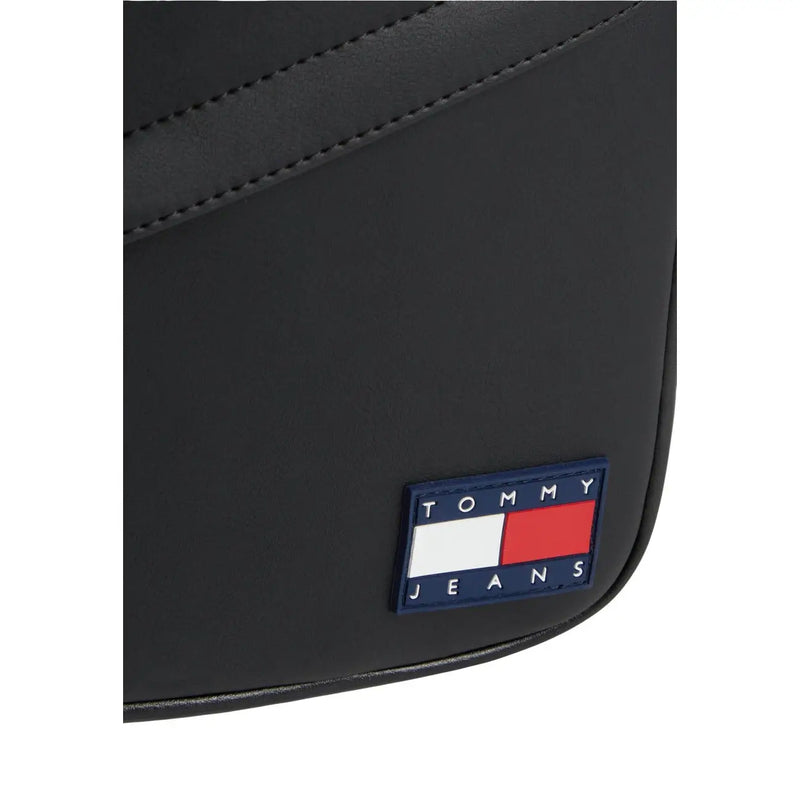Tommy Hilfiger Schwarze Umhängetasche Daily für Damen mit glänzender Oberfläche und Ziernähten, Vorderansicht