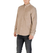 Men’s beige organic cotton long sleeve shirt with chest pocket paired with dark wash jeans