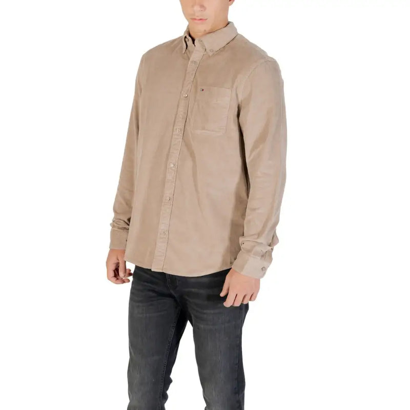 Men’s beige organic cotton long sleeve shirt with chest pocket paired with dark wash jeans