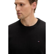 Tommy Hilfiger Jeans Schwarzer Herren-Strickpullover mit Rundhalsausschnitt aus Bio-Baumwolle und kleinem, gesticktem Flaggenlogo auf der Brust