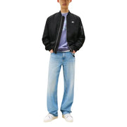 Tommy Hilfiger Jeans Schwarze Herren-Bomberjacke aus Bio-Baumwolle mit silberfarbenem Reißverschlussbesatz und weißem Logo auf der linken Brustseite