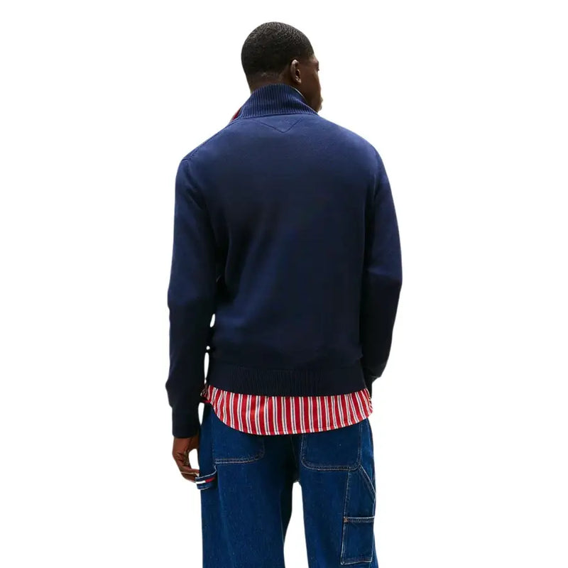 Marineblauer Rollkragenpullover mit gerippten Bündchen und Saum über einem rot-weiß gestreiften Hemd. Tommy Hilfiger Sweatshirt