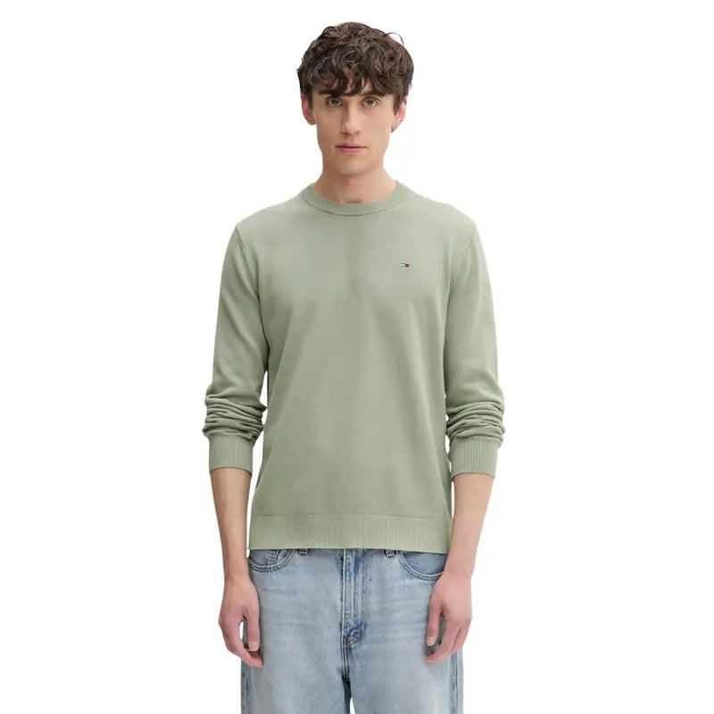 Ein olivgrüner Strickpullover aus Bio-Baumwolle für Herren von Tommy Hilfiger Jeans mit gerippten Bündchen und einem gestickten Logo