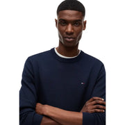 Marineblauer, gerippter Strickpullover mit Rundhalsausschnitt, weißem Besatz und Tommy Hilfiger Logo aus Bio-Baumwolle