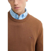 Pull en maille de coton marron à col rond et petites broderies Tommy Hilfiger logo sur la poitrine gauche pour hommes