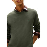 Pull en maille texturée vert olive avec petit logo Tommy Hilfiger sur la poitrine, en coton, pour homme. Collection de tricots.