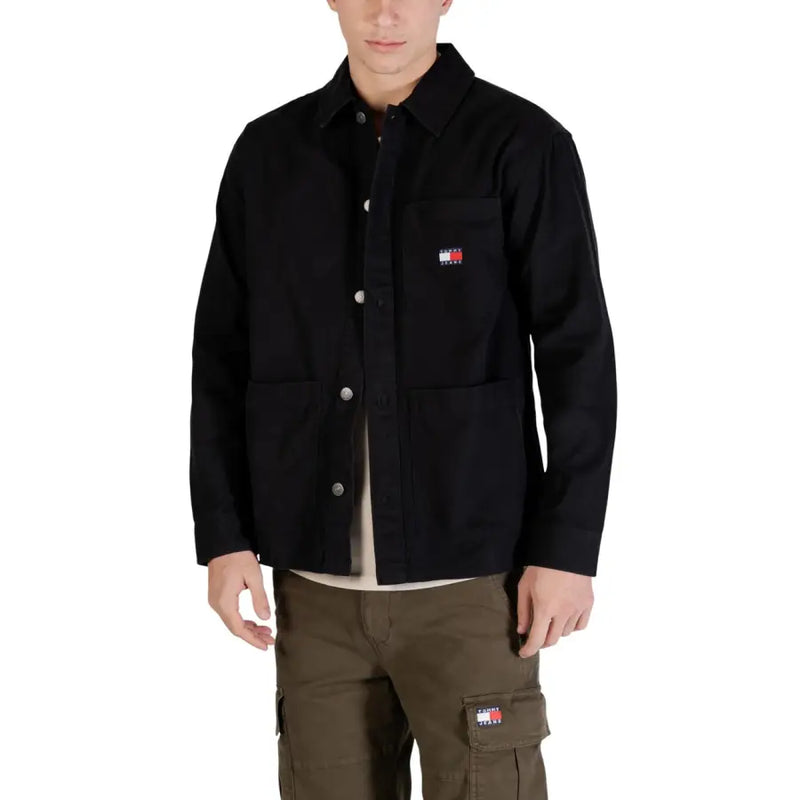 Schwarze Tommy Hilfiger Herren-Arbeitsjacke mit Knopfverschluss und gesticktem Logo auf der Brust für die Freizeit