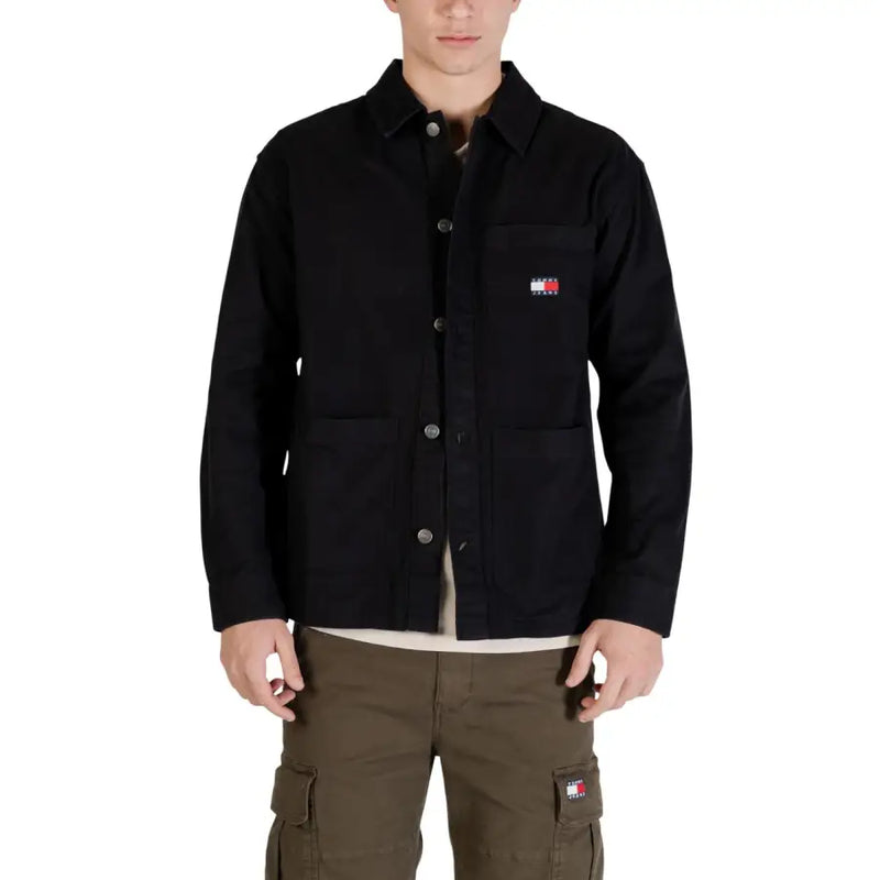 Schwarze Tommy Hilfiger Arbeitsjacke mit Knopfleiste und kleinem Logo-Patch auf der Brust für Herren