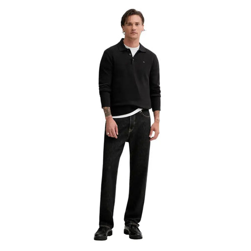 Polo noir à manches longues et coupe ajustée, orné d'un petit logo brodé, en coton biologique. Tommy Hilfiger Jeans