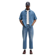 Kurzärmeliges, hellblaues Jeanshemd mit zwei Brusttaschen aus Baumwolle, passend zu Tommy Hilfiger Herren-Slim-Fit-T-Shirt in Beige.