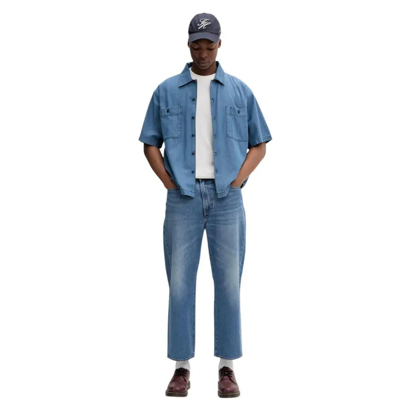 Kurzärmeliges, hellblaues Jeanshemd mit zwei Brusttaschen aus Baumwolle, passend zu Tommy Hilfiger Herren-Slim-Fit-T-Shirt in Beige.